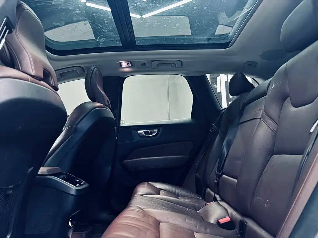 Volvo XC60 2019 — фото 10