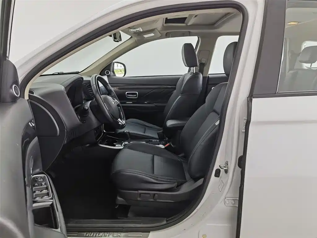 Mitsubishi Outlander 2019 — фото 10