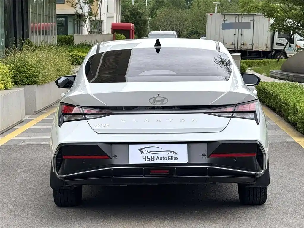 Hyundai Elantra 2023 — фото 10