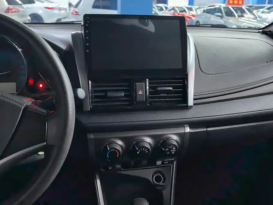 Toyota Yaris L 2016 — фото 13