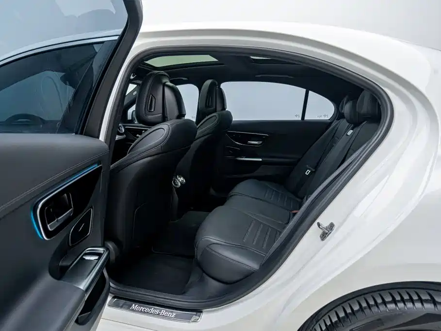 Mercedes-Benz C-Class 2023 — фото 14