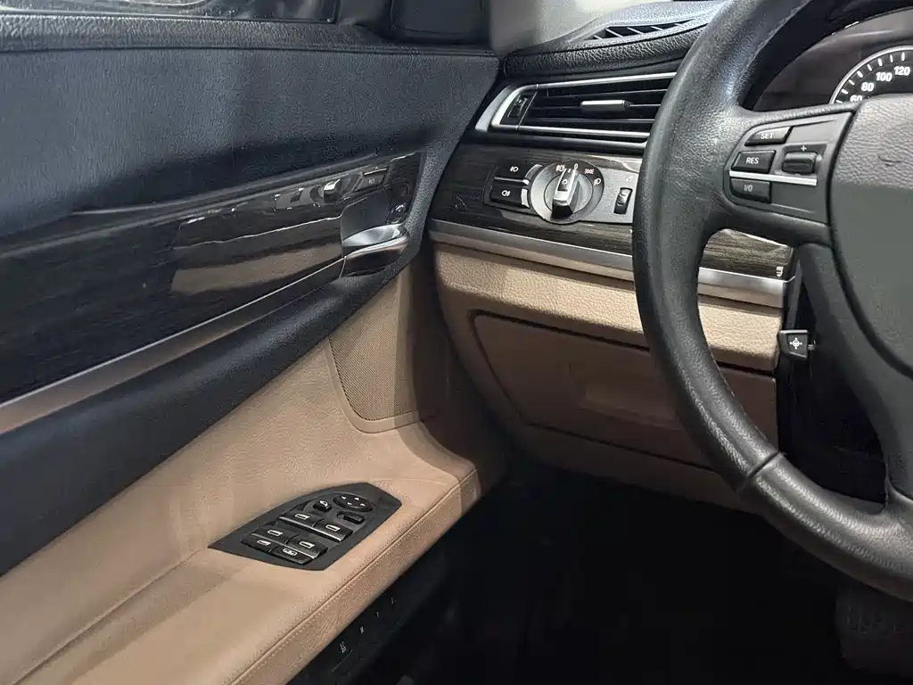 BMW 7 Series 2012 — фото 18