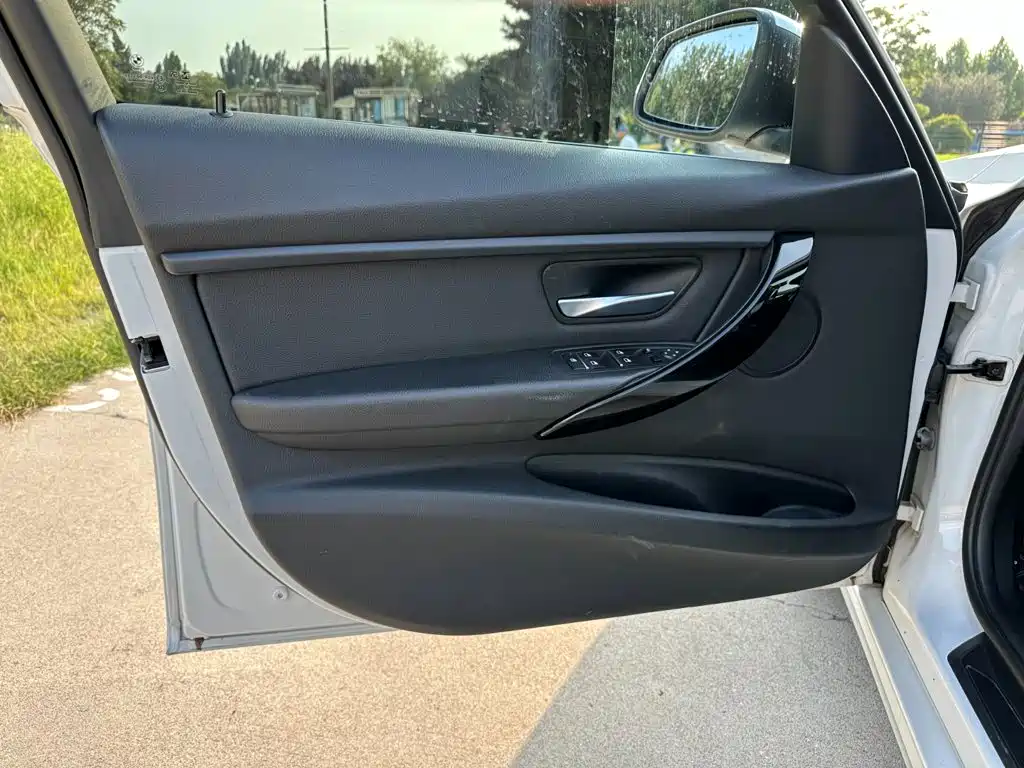BMW 3 Series 2019 — фото 13