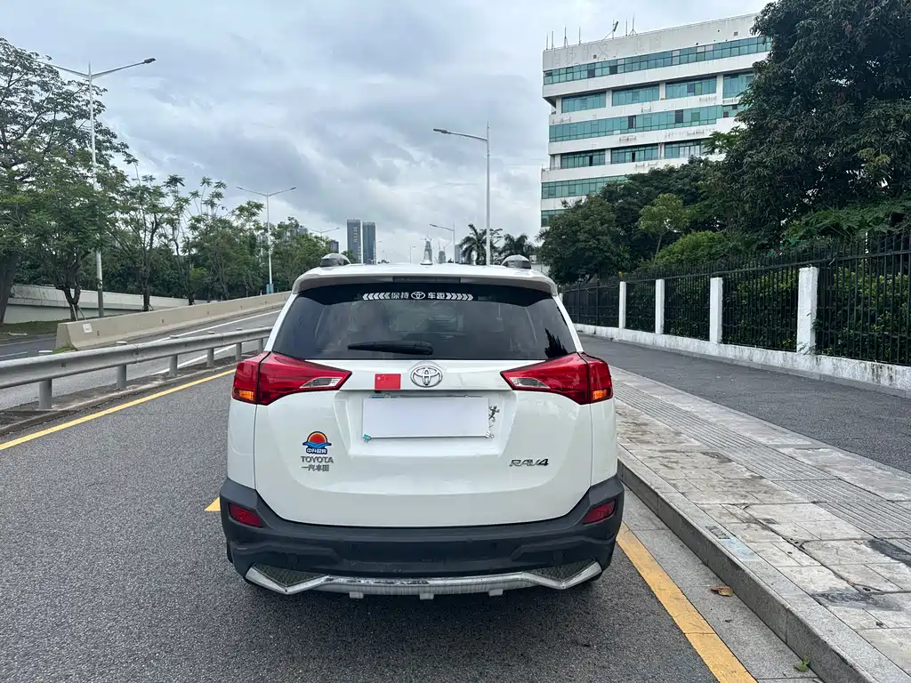 Toyota RAV4 2016 — фото 15