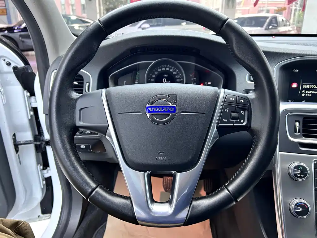 Volvo S60 2016 — фото 16