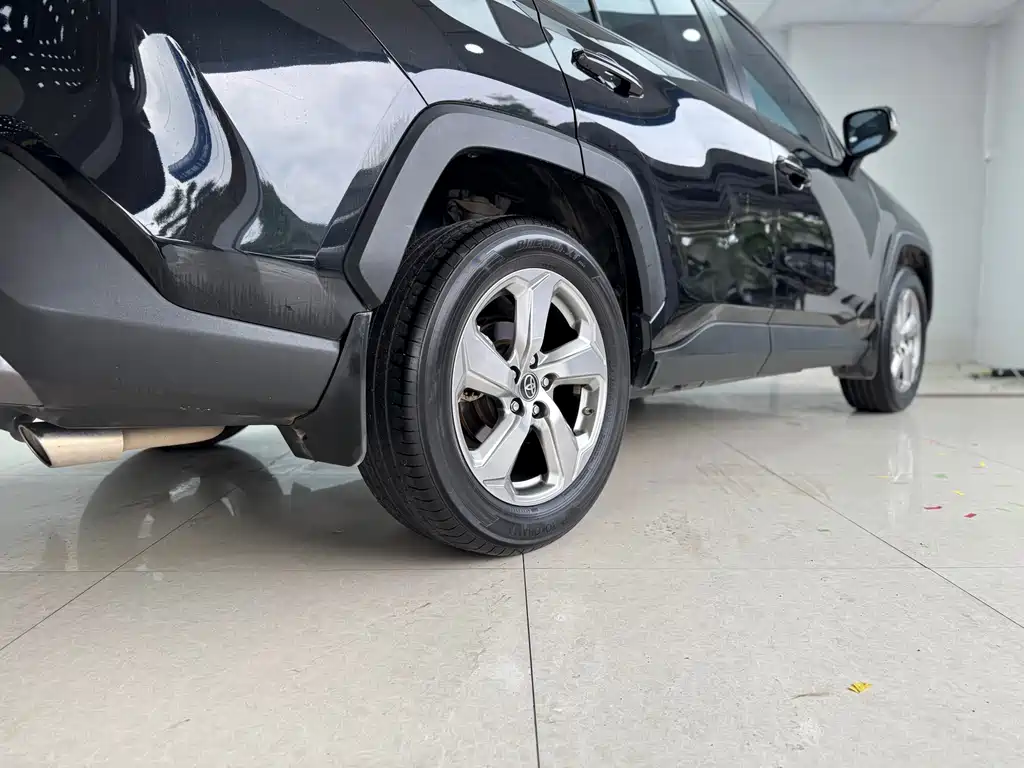 Toyota RAV4 2022 — фото 19