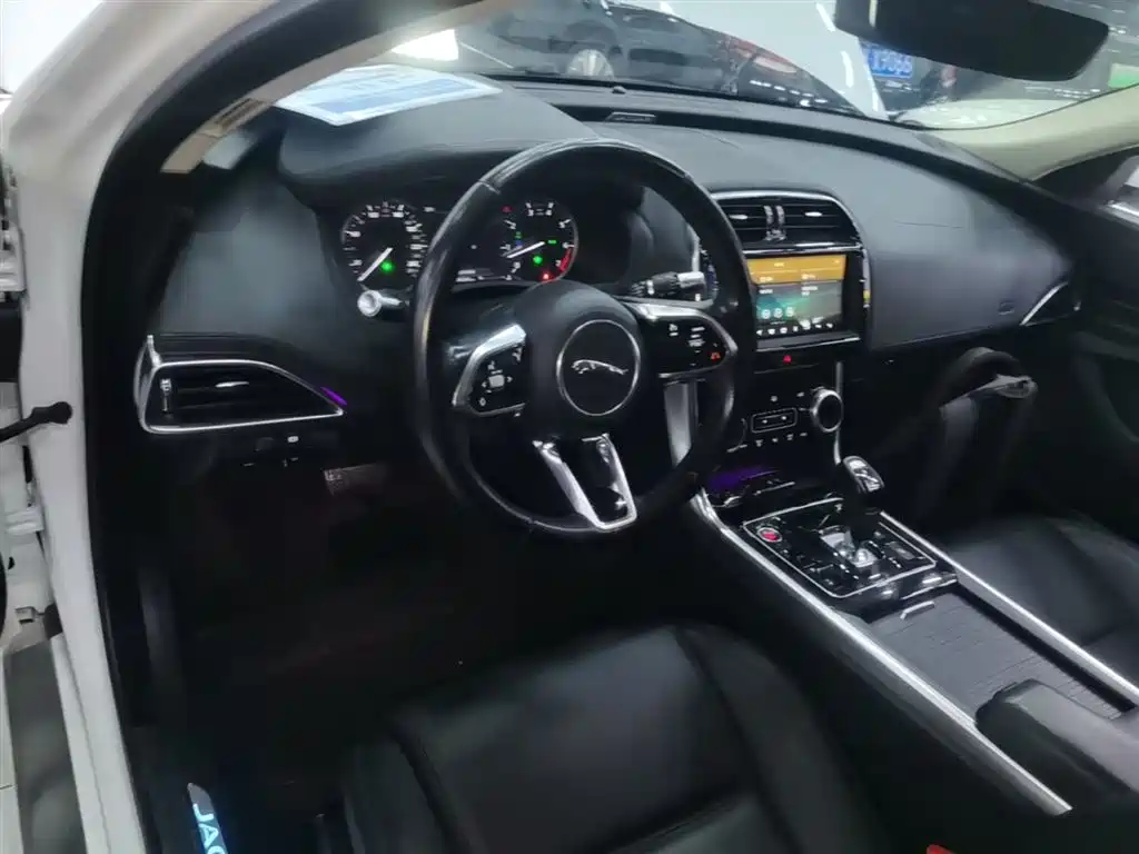 Jaguar XEL 2020 — фото 10
