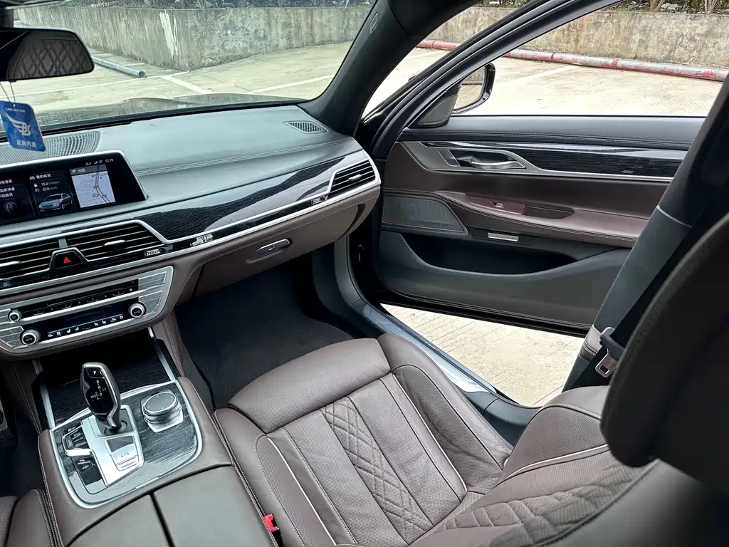 BMW 7 Series 2018 — фото 11