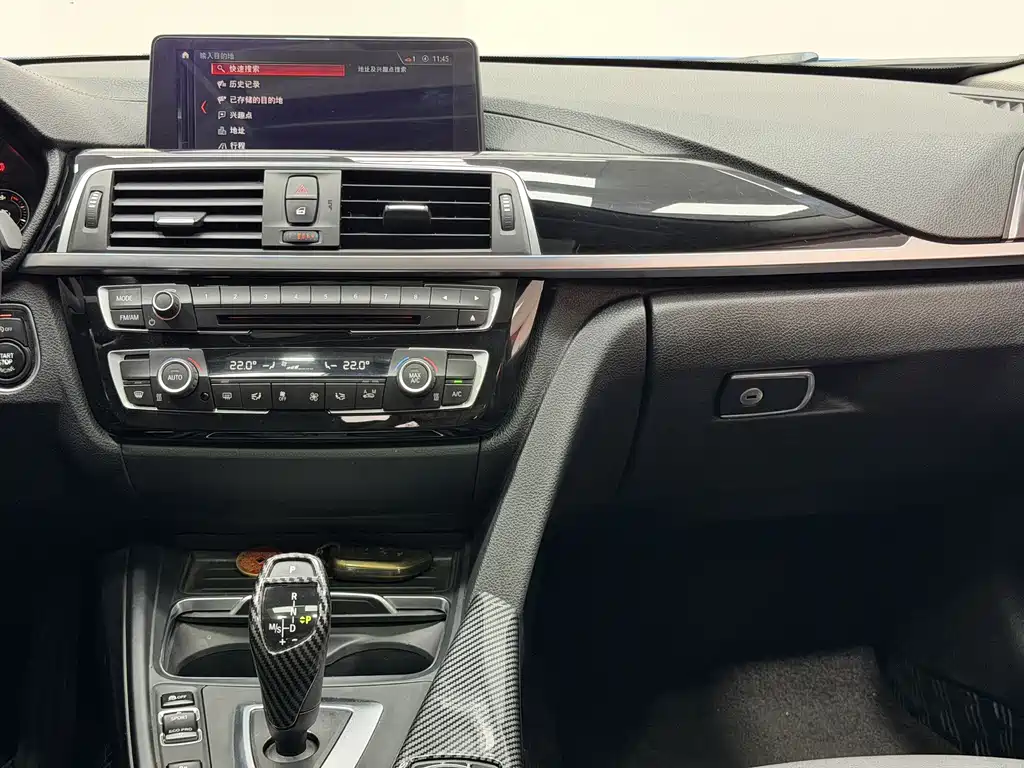 BMW 3 Series 2019 — фото 11