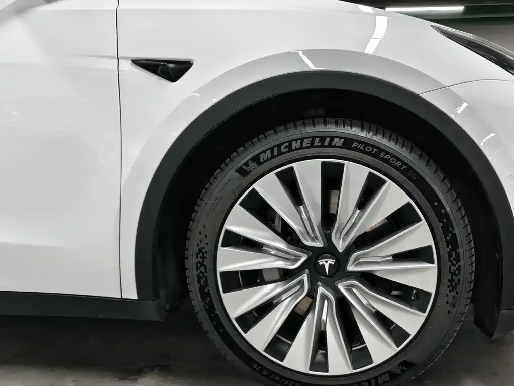 Tesla Model Y 2022 — фото 14