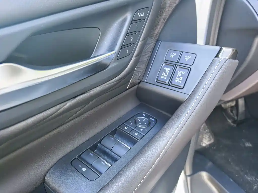 Toyota Alphard — фото 18