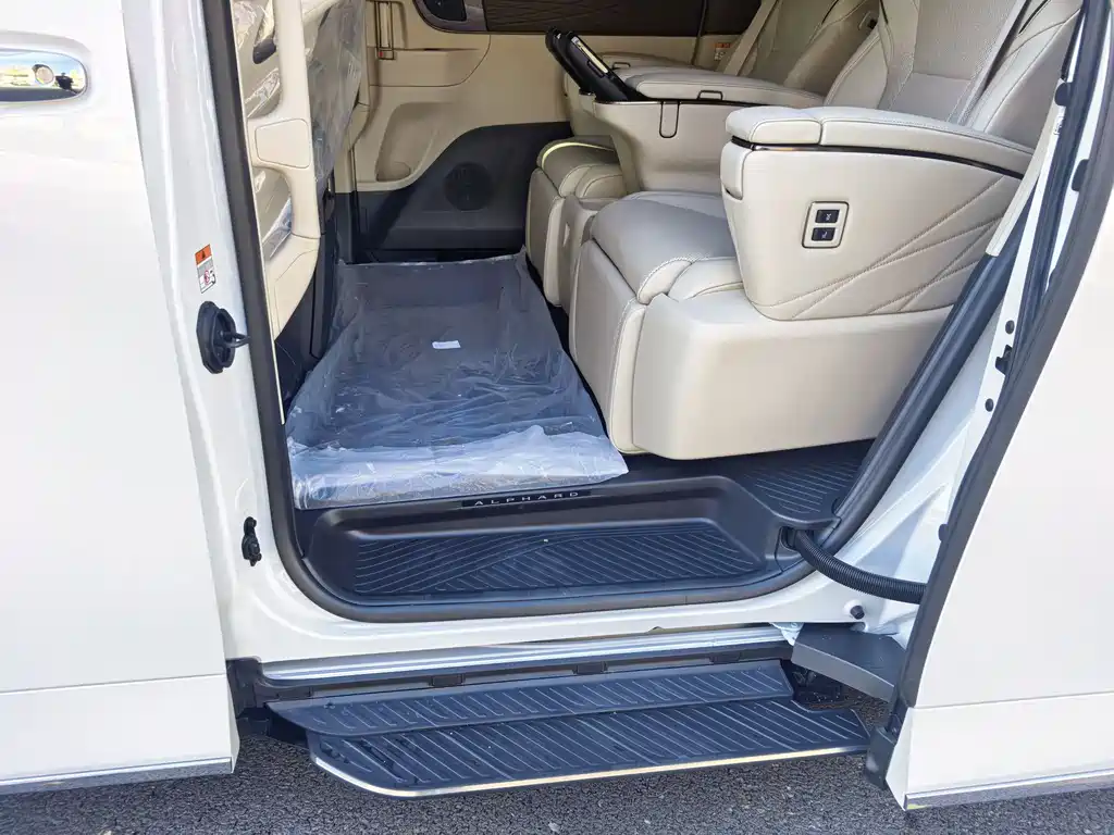 Toyota Alphard — фото 15