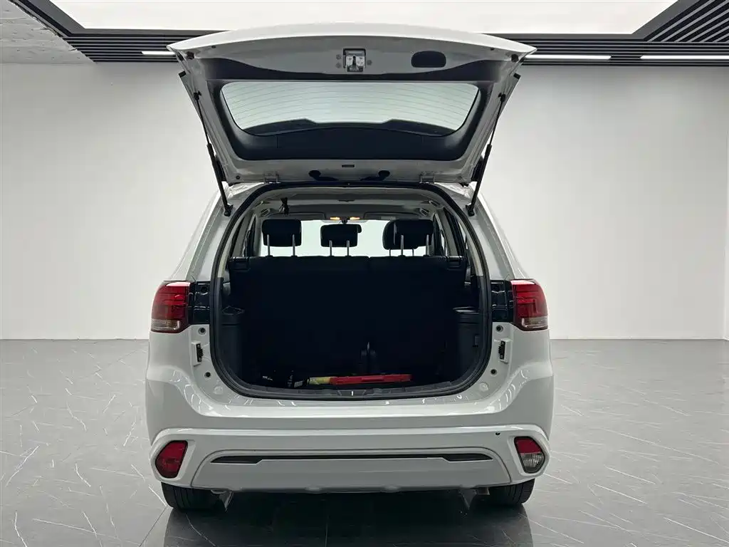 Mitsubishi Outlander 2021 — фото 10