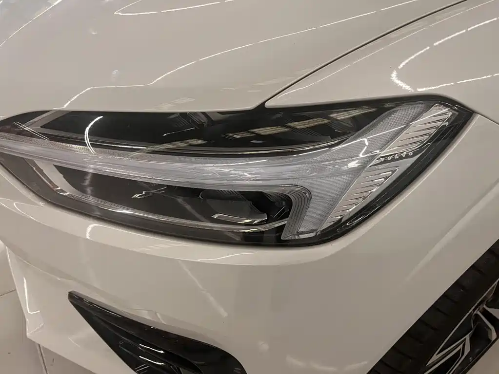 Volvo XC60 PHEV 2018 — фото 4