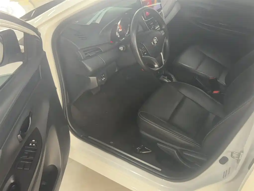 Toyota Yaris L 2022 — фото 13