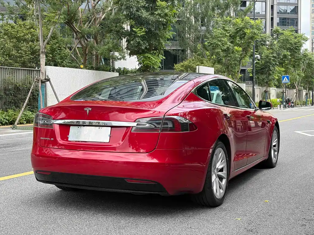 Tesla Model S 2017 — фото 15