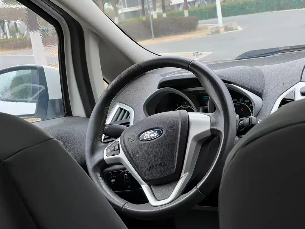 Ford Ecosport 2014 — фото 8
