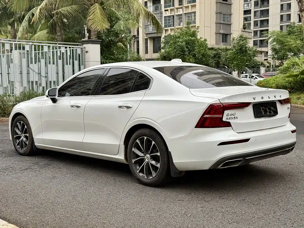 Volvo S60 2022 — фото 16