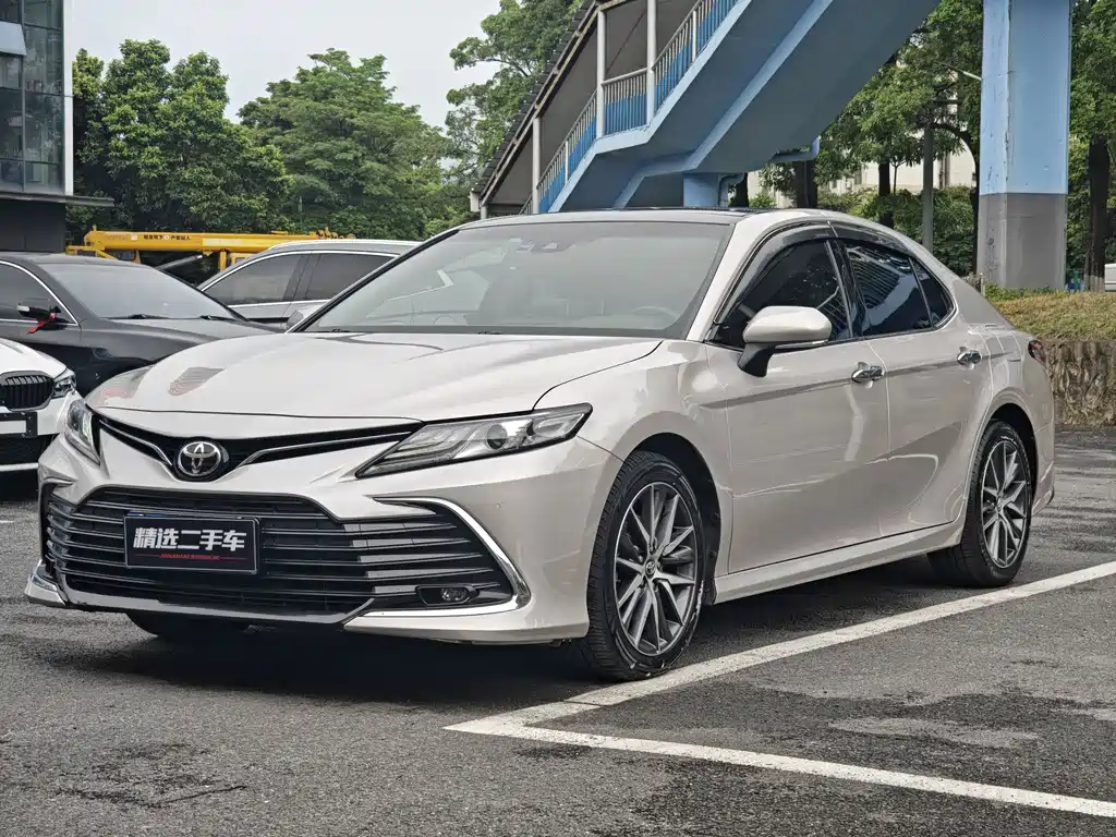 Toyota Camry 2022 — фото 1