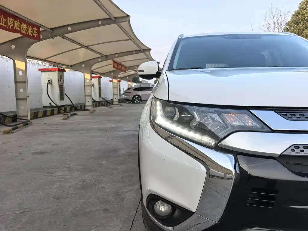 Mitsubishi Outlander 2020 — фото 27
