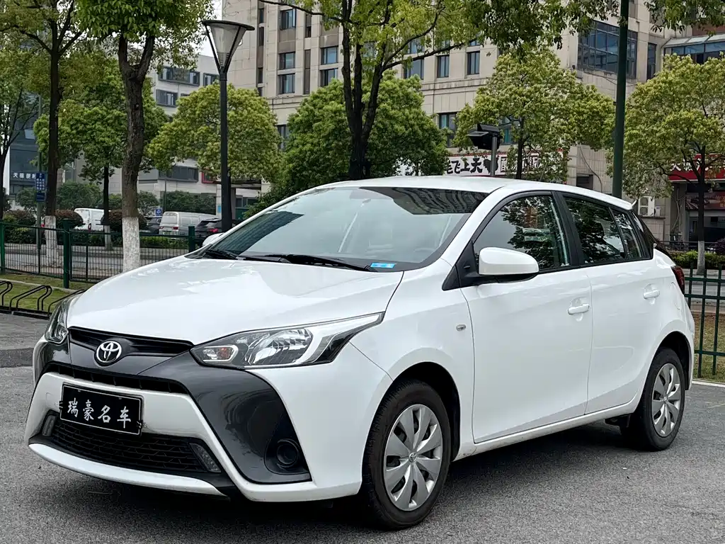 Toyota Yaris L 2021 — фото 1