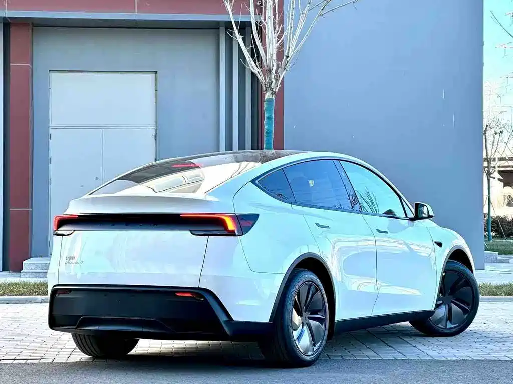Tesla Model Y 2026 — фото 9