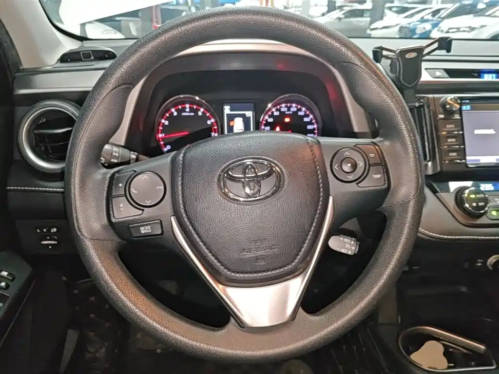 Toyota RAV4 2019 — фото 11
