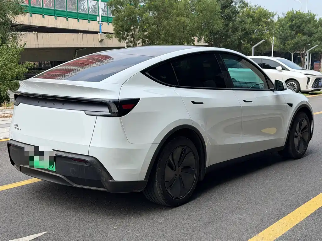 Tesla Model Y 2025 — фото 4