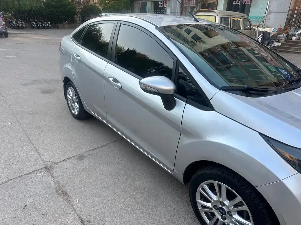 Ford Fiesta 2014 — фото 14