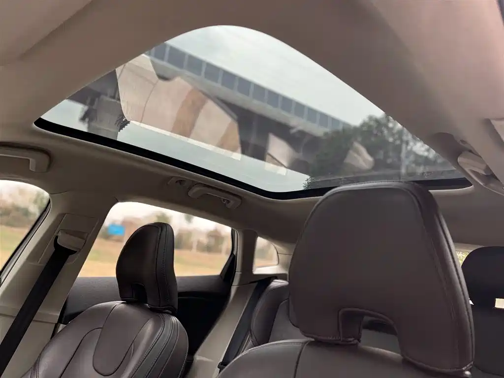 Volvo V40 2015 — фото 18