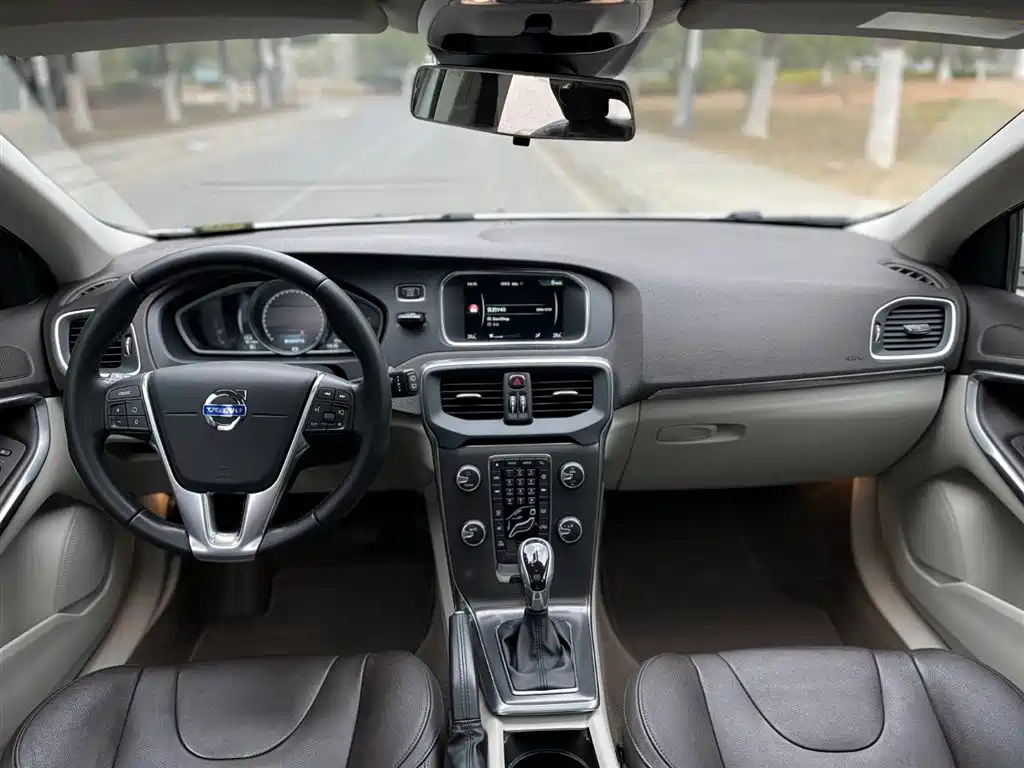 Volvo V40 2015 — фото 13