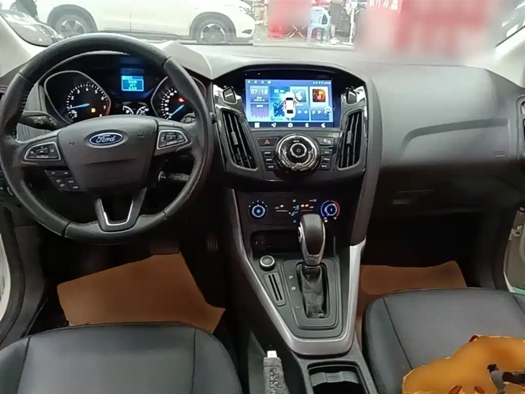 Ford Focus 2018 — фото 10