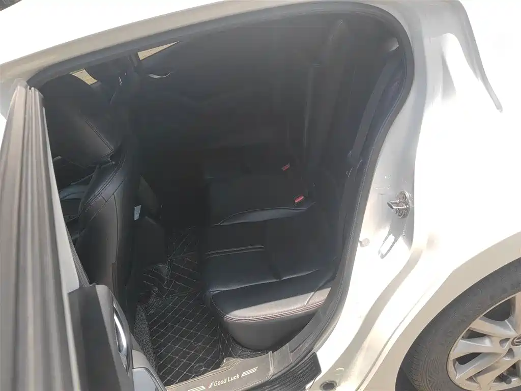 Mazda 3 Axela 2018 — фото 15