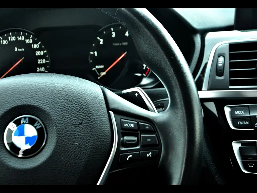 BMW 3 Series 2018 — фото 16