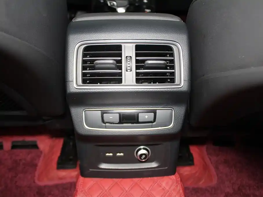 Audi Q5L Sportback 2024 — фото 10