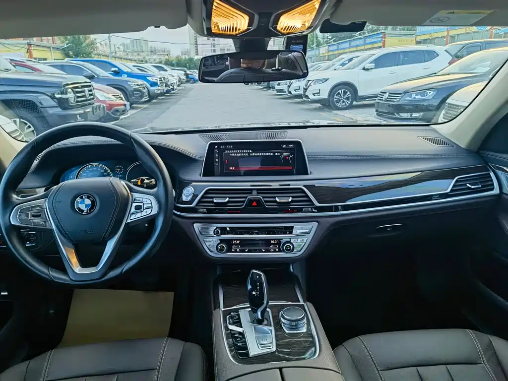 BMW 7 Series 2017 — фото 12
