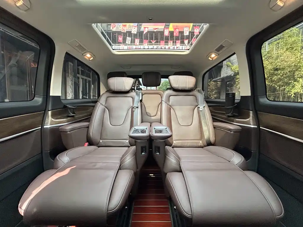 Mercedes-Benz V-Class 2024 — фото 16