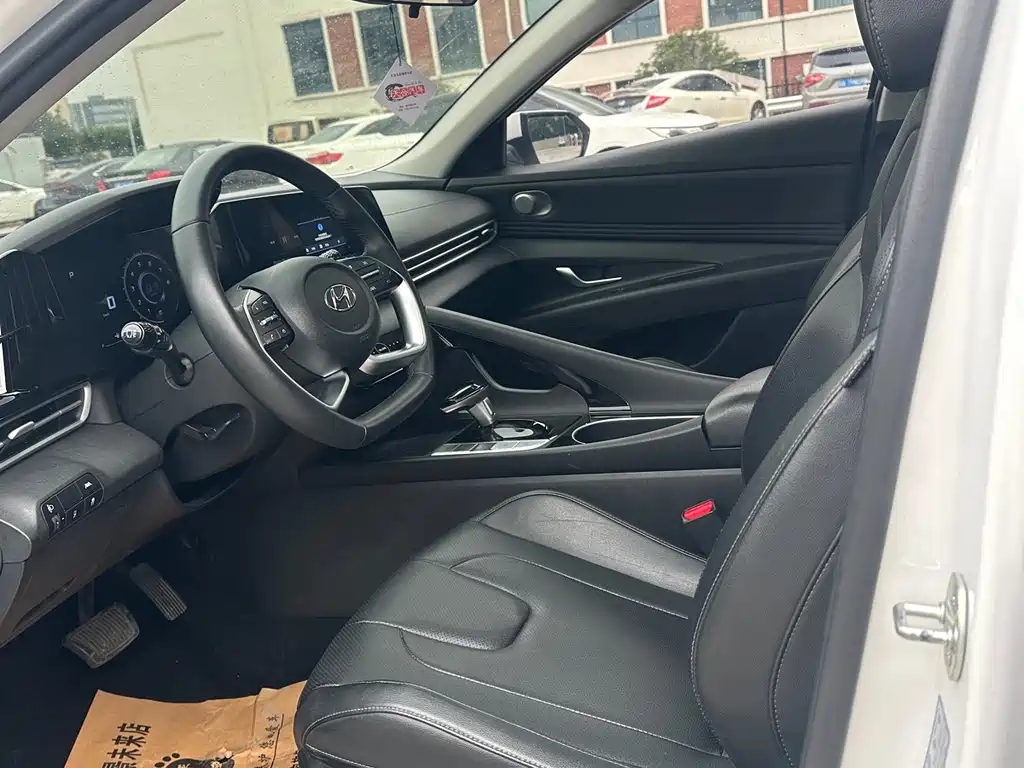 Hyundai Elantra 2023 — фото 4