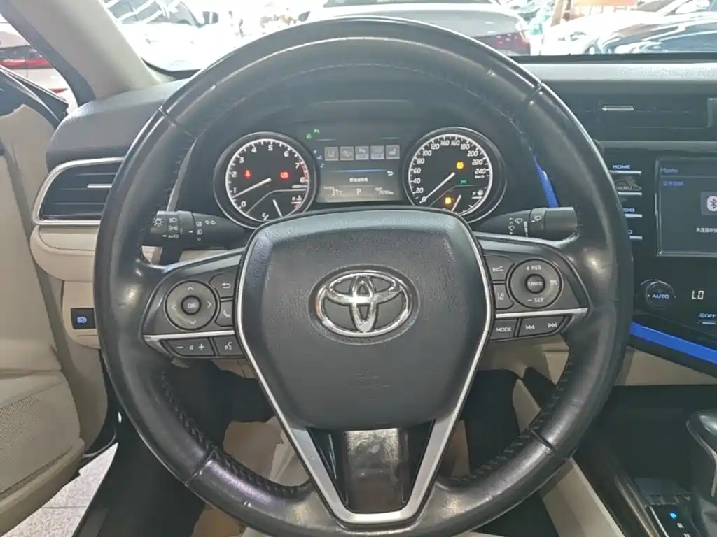 Toyota Camry 2018 — фото 11