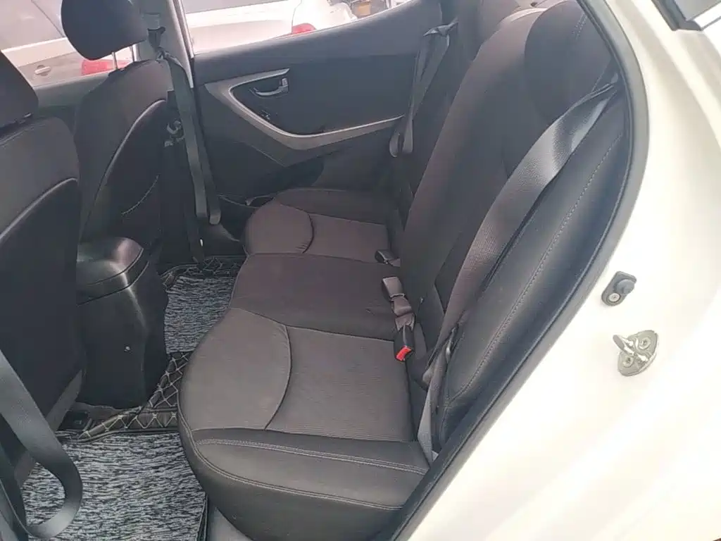 Hyundai Elantra 2017 — фото 17