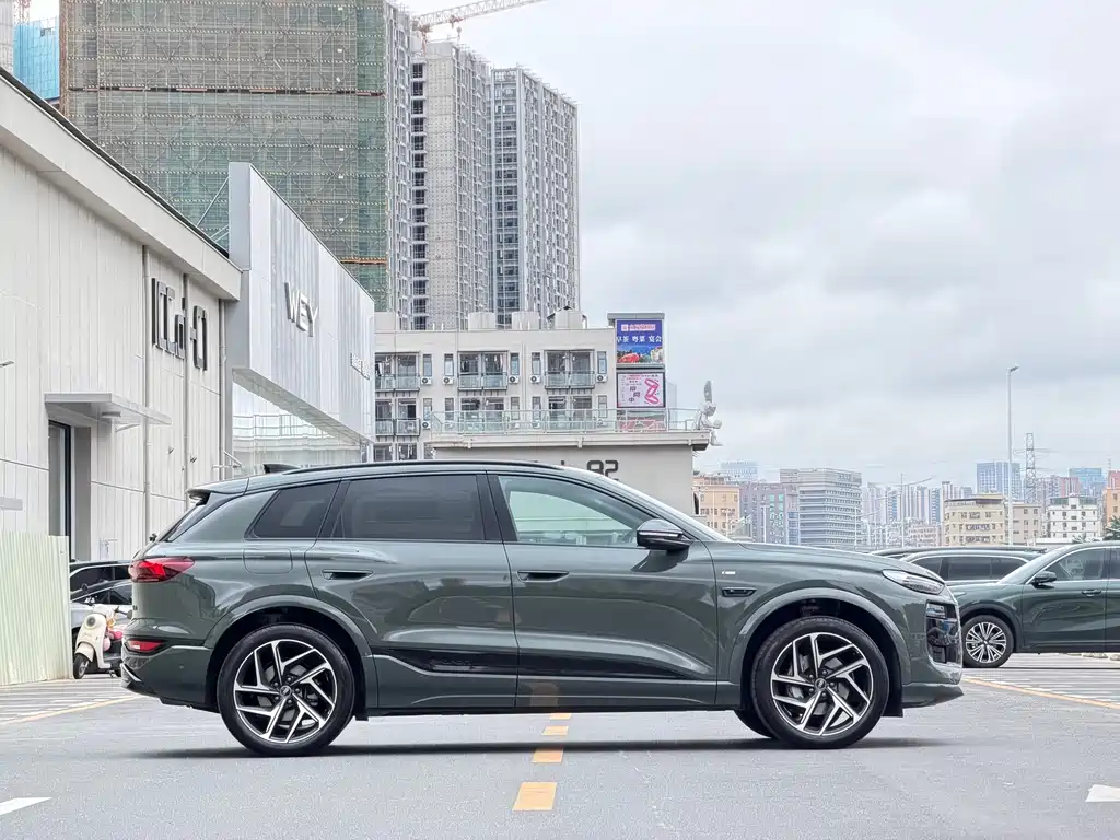 Audi Q6L e-tron 2025 — фото 23
