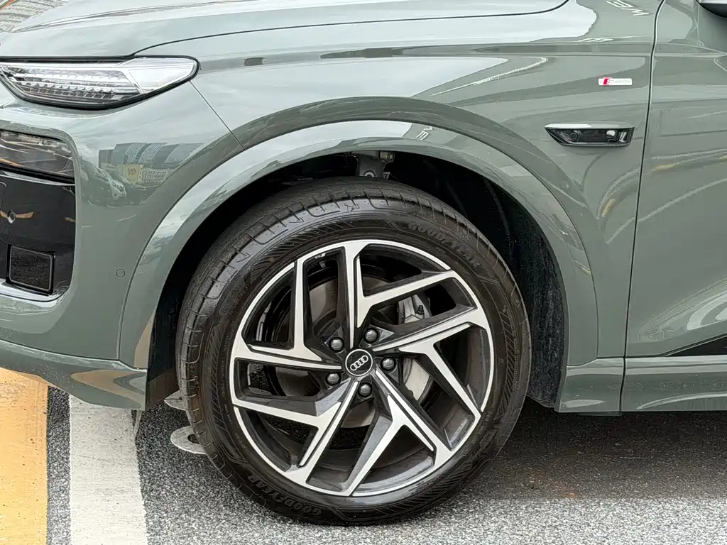 Audi Q6L e-tron 2025 — фото 7