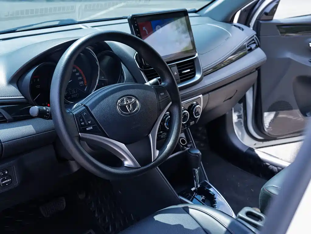 Toyota Yaris L 2022 — фото 9