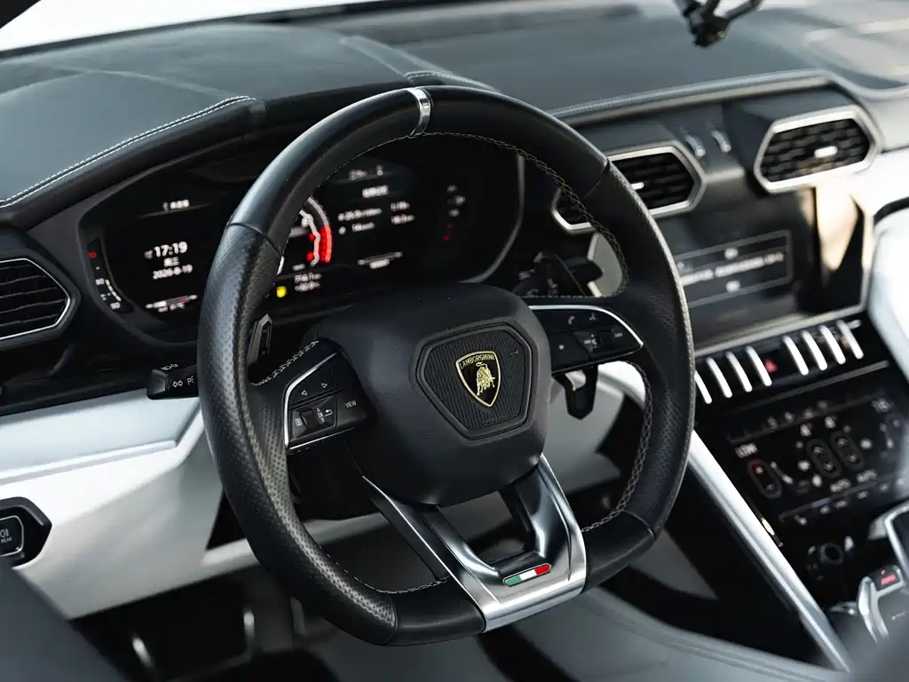Lamborghini Urus 2019 — фото 15