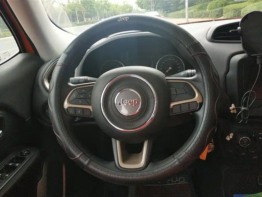 Jeep Renegade 2018 — фото 15