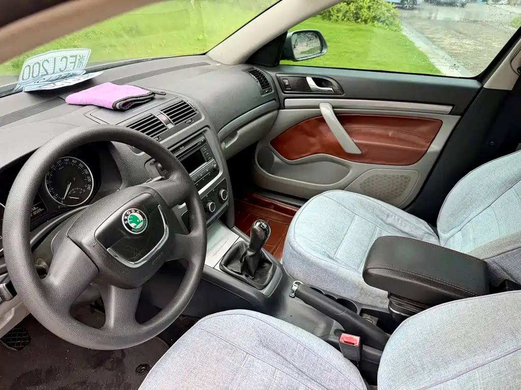 Skoda Octavia 2012 — фото 10
