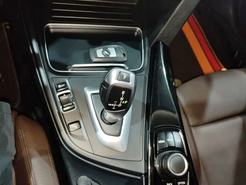 BMW 3 Series 2018 — фото 14