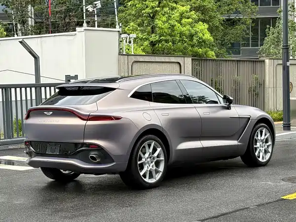 Aston Martin DBX 2021