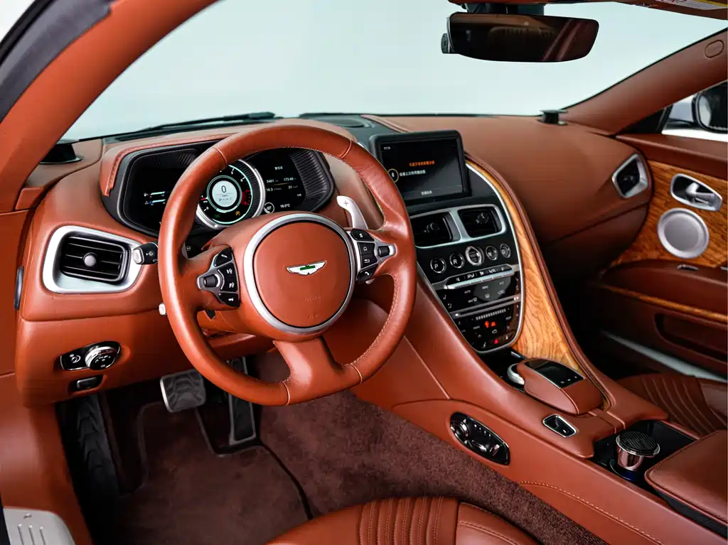 Aston Martin DB11 2019 — фото 10