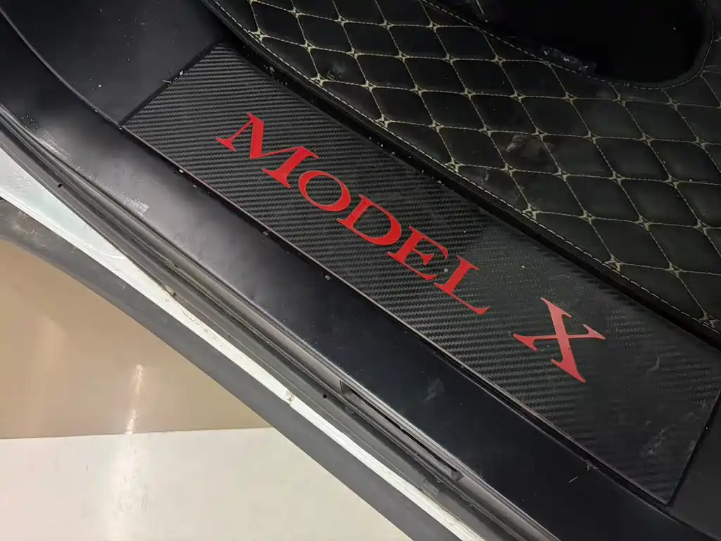 Tesla Model X 2017 — фото 17